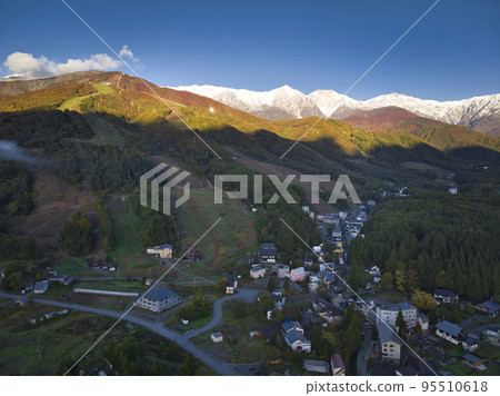 長野縣白馬村美麗的三層秋葉和白馬三山(無人機航拍) 長野縣白馬村美麗的三層秋葉和白馬三山(無人機航拍) 95510618