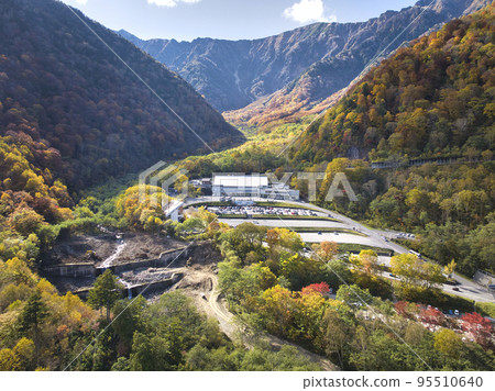 長野縣大町市扇澤的壯麗秋葉(無人機航拍) 長野縣大町市扇澤的壯麗秋葉(無人機航拍) 95510640