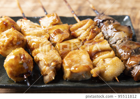 美味的烤雞肉串拼盤 95511812