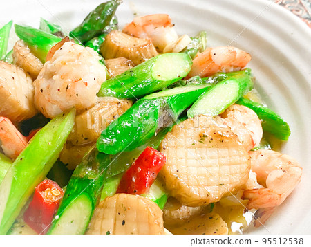 中國家常菜，欋蝦仁燴素鮑魚（中國炒蘆筍蝦和杏鮑菇） 95512538