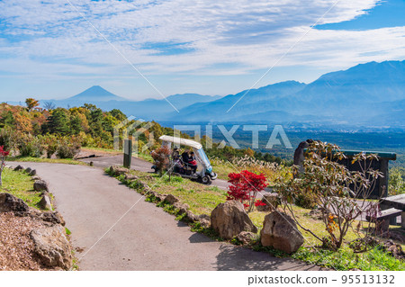 (Nagano Prefecture) Fujimi Kogen Resort with beautiful autumn leaves Tourists enjoying sky carts and Mt. Fuji (Nagano Prefecture) Fujimi Kogen Resort with beautiful autumn leaves Tourists enjoying sky carts and Mt. Fuji 95513132