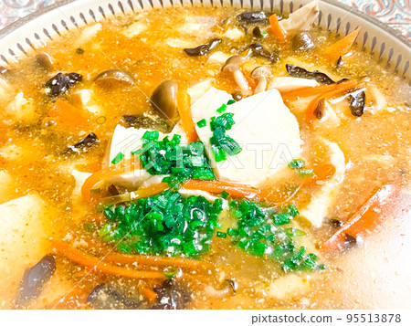Chinese Sichuan cuisine, hot and sour soup (suratang) Chinese Sichuan cuisine, hot and sour soup (suratang) 95513878