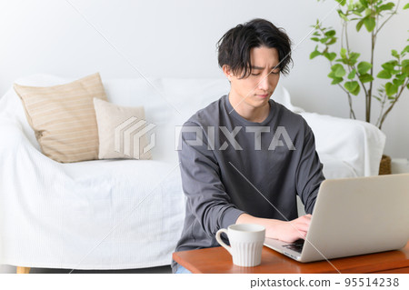 使用計算機的英俊的人認為 95514238
