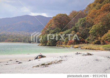 Lake Usori in autumn foliage Mt. Osore Sacred Site Gokurakuhama Shimokita Peninsula Aomori Prefecture 95514781