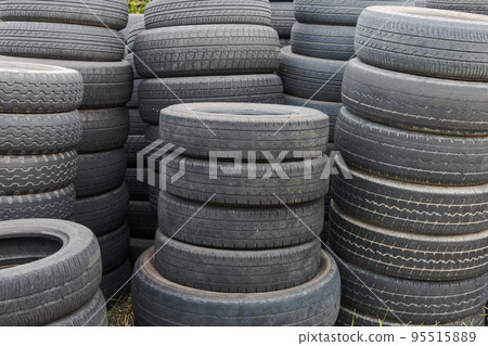 堆積的廢輪胎 95515889