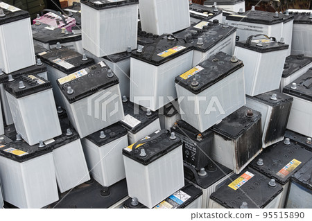 堆積的廢電池 95515890