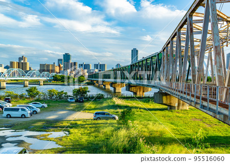 阪急千里線淀川橋和大阪府淀川上的長良渡槽橋 95516060