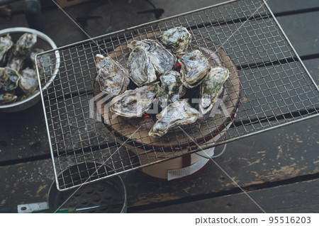 用木炭在殼中烤生牡蠣 95516203