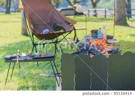 Outdoor solo camp bonfire image material Outdoor solo camp bonfire image material 95516414