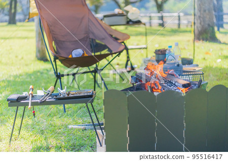 Outdoor solo camp bonfire image material 95516417