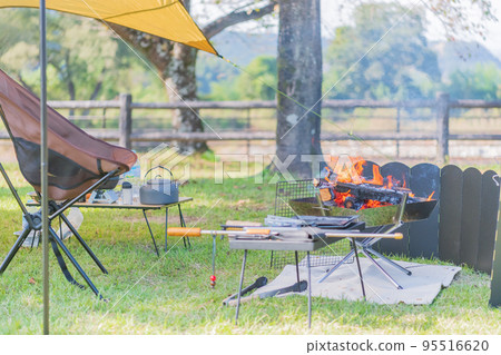 Outdoor solo camp bonfire image material 95516620