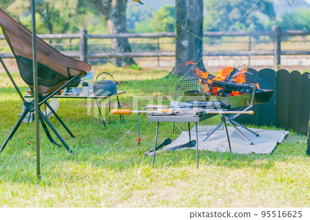 Outdoor solo camp bonfire image material 95516625