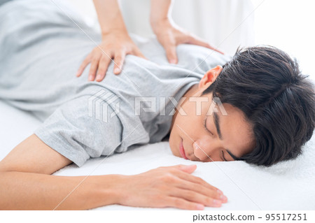 男性脊椎按摩整骨指壓按摩 95517251