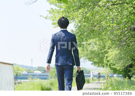 一個商人走在外面的背影 95517389