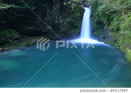 高知縣阿川縣伊野町清水上文的江田川上的深井仁子，以仁淀藍聞名 95517847