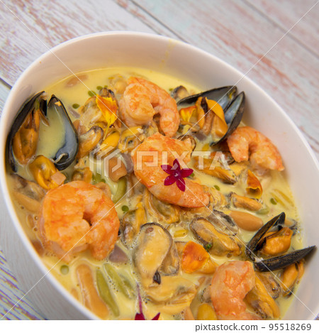 Recipe for marinated mussels with fresh cream, saffron curry and prawns 95518269