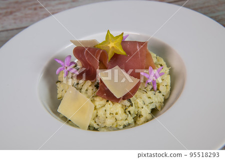 Recipe for risotto with dry ham, parmesan and rocket Recipe for risotto with dry ham, parmesan and rocket 95518293