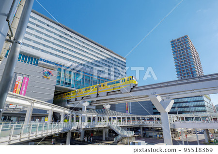 晴天時的北九州市小倉站和北九州單軌電車小倉城口（南口） 95518369