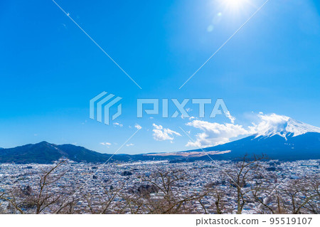 [富士山素材]冬天從新倉山淺間公園看到的富士吉田市的城市景觀[山梨縣] 95519107