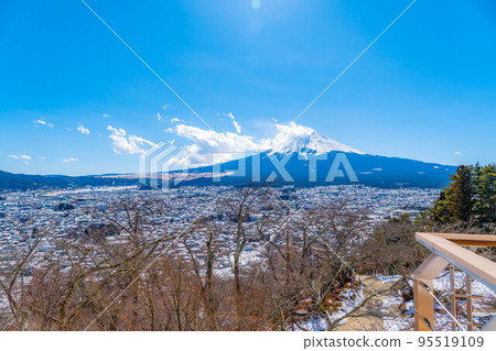 [Mount Fuji material] The cityscape of Fujiyoshida city seen from Arakurayama Sengen Park in winter [Yamanashi Prefecture] 95519109