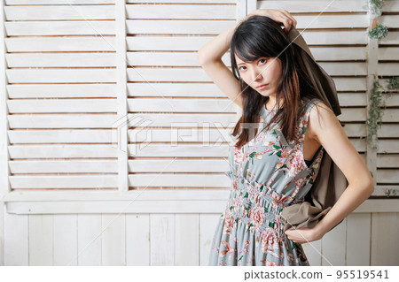 A fashionable Japanese woman who looks like a hair salon model 95519541