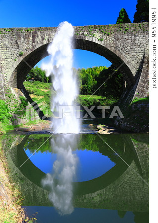 [Kumamoto Prefecture] Symmetrical water discharge from Tsujun Bridge 95519951