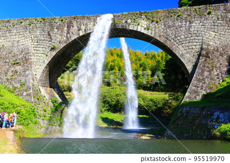 [Kumamoto Prefecture] Water discharge from Tsujun Bridge in fine weather 95519970