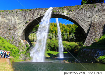 [Kumamoto Prefecture] Water discharge from Tsujun Bridge in fine weather 95519971