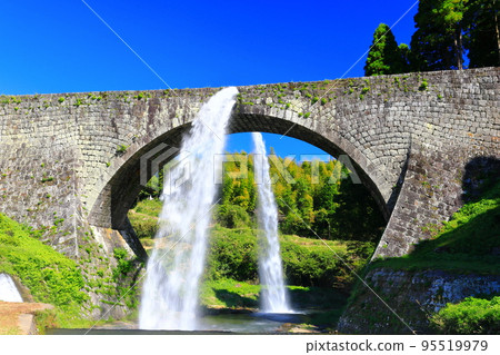 [Kumamoto Prefecture] Water discharge from Tsujun Bridge in fine weather 95519979