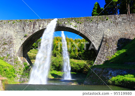 [Kumamoto Prefecture] Water discharge from Tsujun Bridge in fine weather 95519980