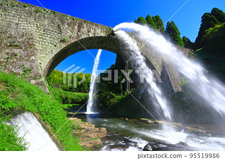[Kumamoto Prefecture] Water discharge from Tsujun Bridge in fine weather 95519986