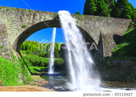 [Kumamoto Prefecture] Water discharge from Tsujun Bridge in fine weather 95519987