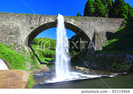 [Kumamoto Prefecture] Water discharge from Tsujun Bridge in fine weather 95519988