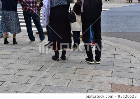 People waiting for a traffic light at an intersection Tokyo 95520528