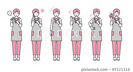 一組操作智能手機的中代家庭主婦 一組操作智能手機的中代家庭主婦 95521118