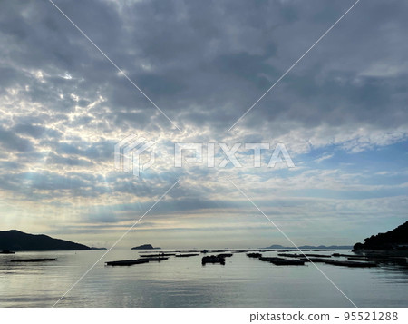 The seaside where the sun shines through the breaks in the clouds The seaside where the sun shines through the breaks in the clouds 95521288