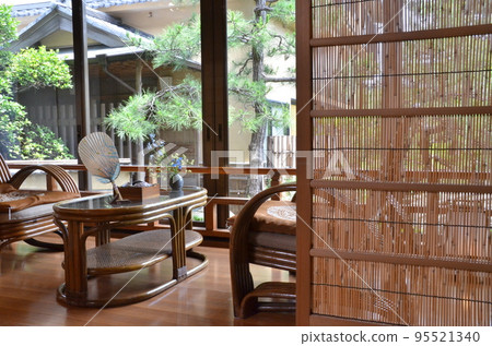 A long-established ryokan with a wide veranda separated by bamboo blinds in the summer 95521340