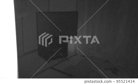 有電視的日式房間在黑暗中 有電視的日式房間在黑暗中 95521414