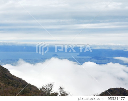 從伊吹山頂看到的雲海和琵琶湖 95521477