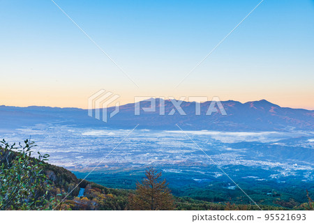 從長野縣高峰高原看到的早晨八嶽山脈 從長野縣高峰高原看到的早晨八嶽山脈 95521693