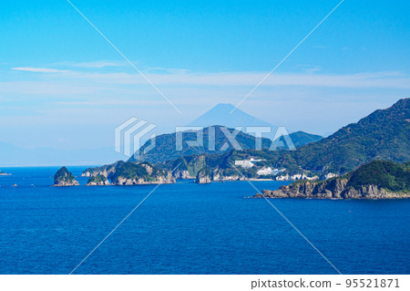 Muroiwa Cave, Matsuzaki Town, Shizuoka Prefecture, Izu Peninsula overlooking Suruga Bay Muroiwa Cave, Matsuzaki Town, Shizuoka Prefecture, Izu Peninsula overlooking Suruga Bay 95521871