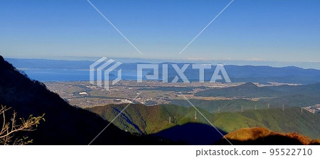 伊吹山和琵琶湖的街景 95522710