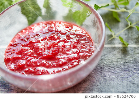 玻璃容器中的覆盆子果醬 95524706