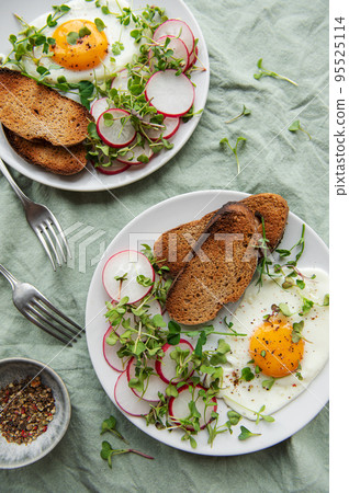 Rye bread with fried egg Rye bread with fried egg 95525114
