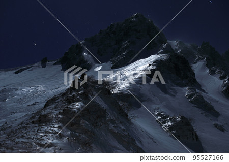 Central Alps, Senjojiki Cirque, Nagano Prefecture, snow surface shining in the moonlight Central Alps, Senjojiki Cirque, Nagano Prefecture, snow surface shining in the moonlight 95527166