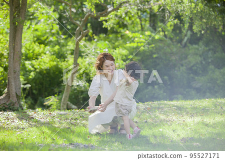A pregnant mom and her 2-year-old daughter 95527171