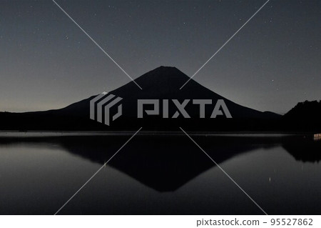 富士和夢幻般的星空（精進湖） 95527862
