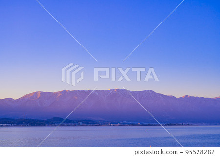 琵琶湖黃昏舒緩的風景照 95528282