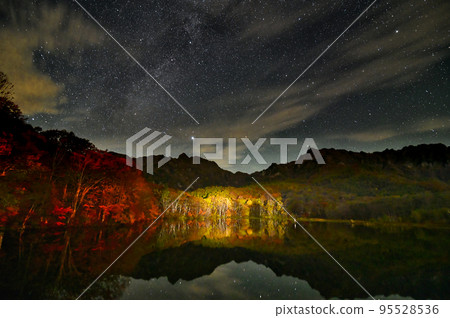 Togakushi Kagami Pond and starry sky with autumn leaves Togakushi Kagami Pond and starry sky with autumn leaves 95528536