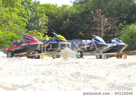 存放在沙灘上的個人船隻 95528846
